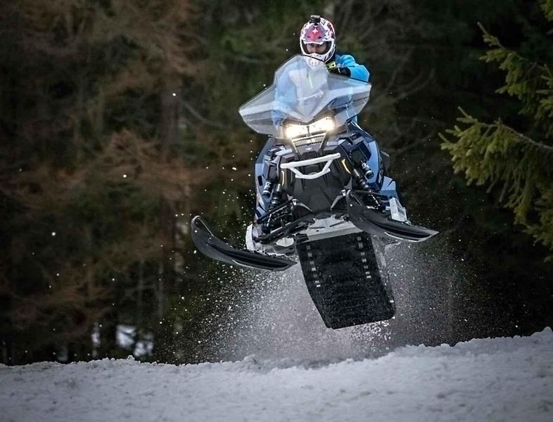 Na čtyřkolce se sněhovými pásy se dostanete v zimě všude