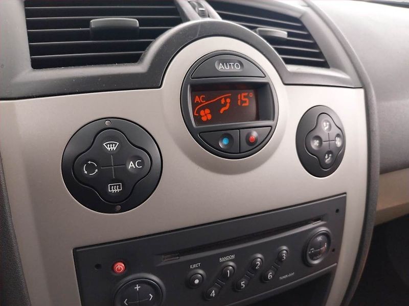 Renault Mégane (2003) 1.6 16V , Klima - fotka 13 z 17