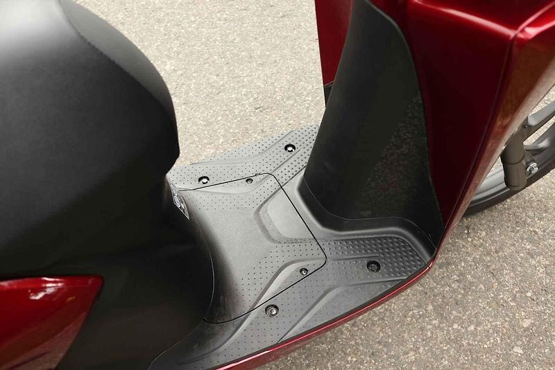 Začínáte v jedné stopě a máte omezený rozpočet? Honda Vision je skvělé řešení.