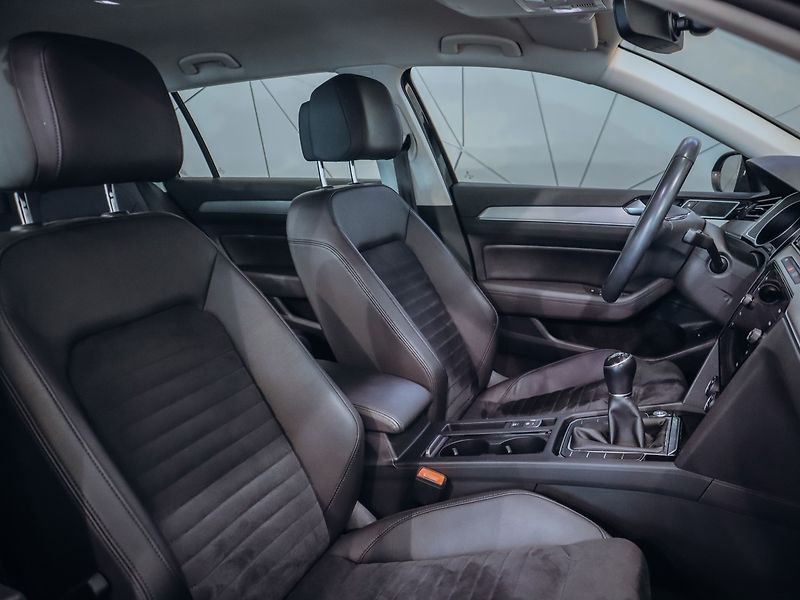 Volkswagen Passat 2.0TDI Highline 110 kW - fotka 13 z 25
