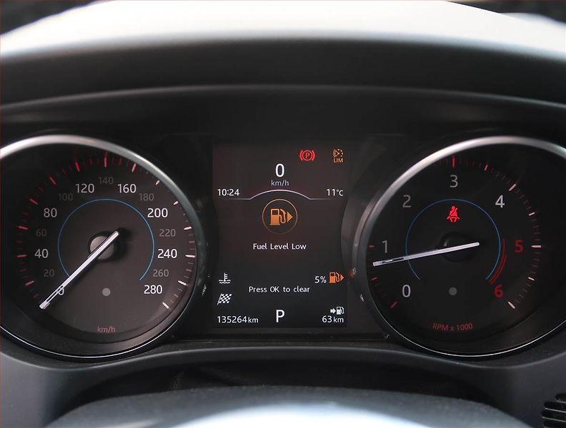 Jaguar F-Pace (2017) 20d AWD, 4X4, Automat - fotka 11 z 22