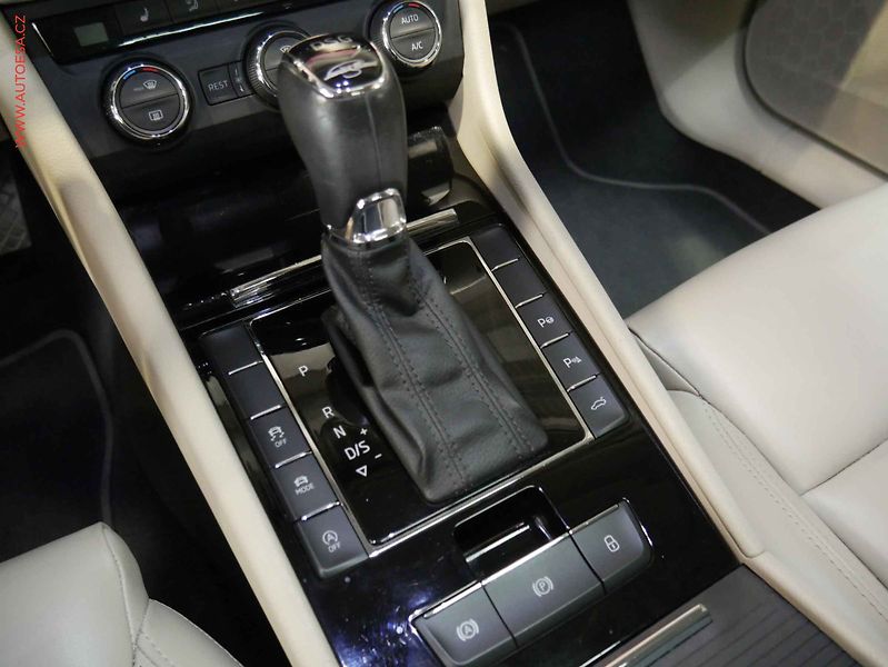 Škoda Superb (2016) 2.0 TSi 4x4, L&K, DSG, navi - fotka 17 z 23