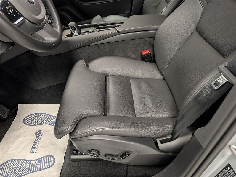 Volvo XC90 T8 Plus Dark Recharge AWD - fotka 19 z 39