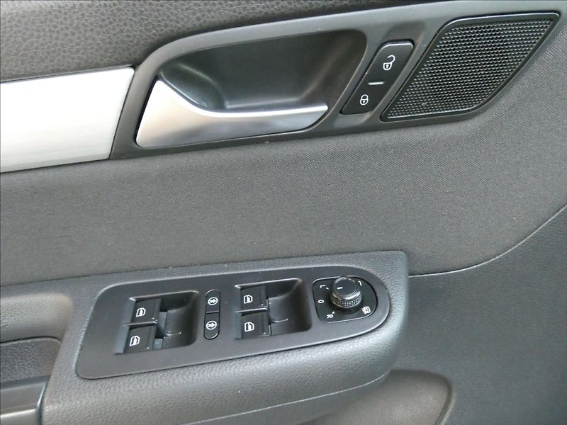 Volkswagen Sharan 2,0 TDi 110kW webasto, 2x kola - fotka 35 z 50