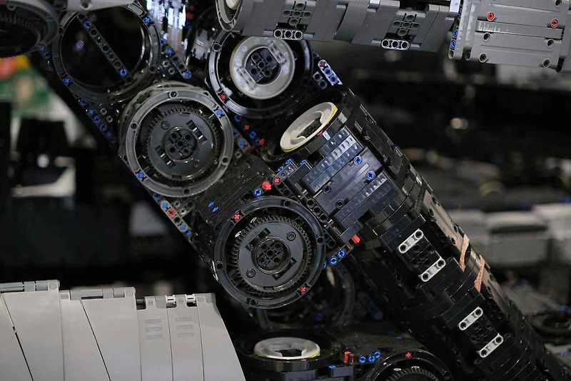 Instalace modelu stavebnice Peugeot Le Mans za účasti designera společnosti Lego.