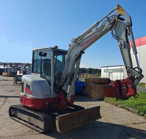 Takeuchi (2024) TB335 minibagr 4t tilt svahovk - fotka 1 z 9