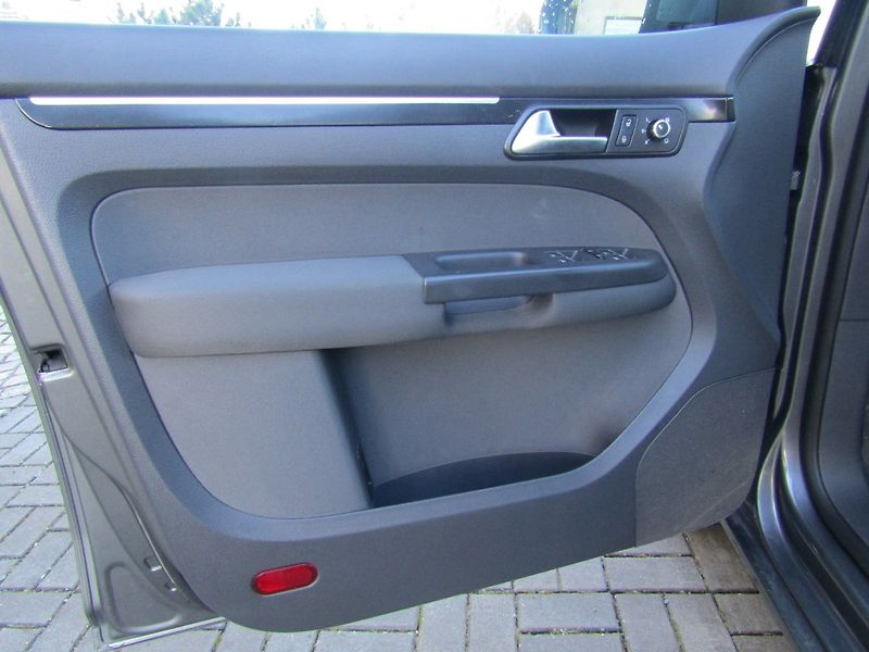Volkswagen Touran (2011) 1.6 TDI 77kW  ROZVODY - fotka 18 z 47
