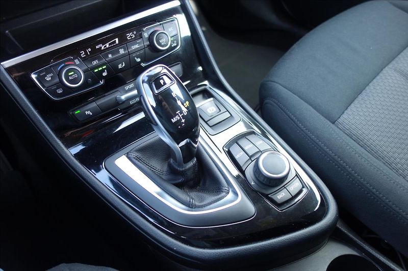 BMW Řada 2 218i,1 MAJ.,SERV.KN.,7MÍST. - fotka 36 z 43