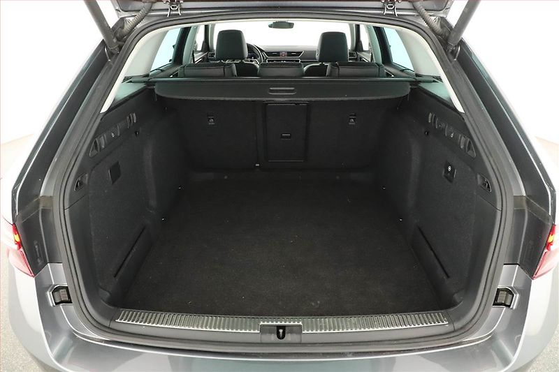 Škoda Superb (2023) Laurin&Klement 2.0 TDI - fotka 19 z 20