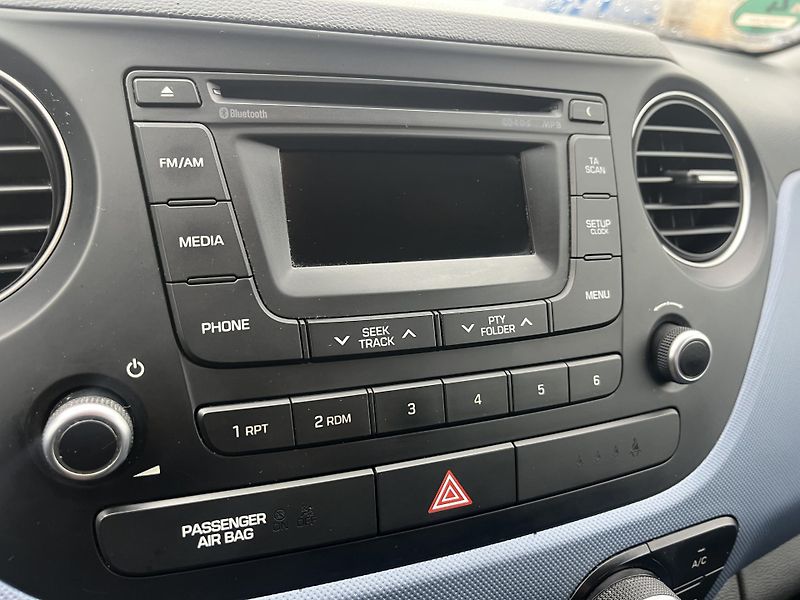 Hyundai i10 (2015) 1.0i 49kw, REZERVACE - fotka 22 z 28