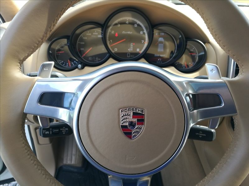 Porsche Cayenne 4,8 i V8 Turbo - fotka 6 z 32