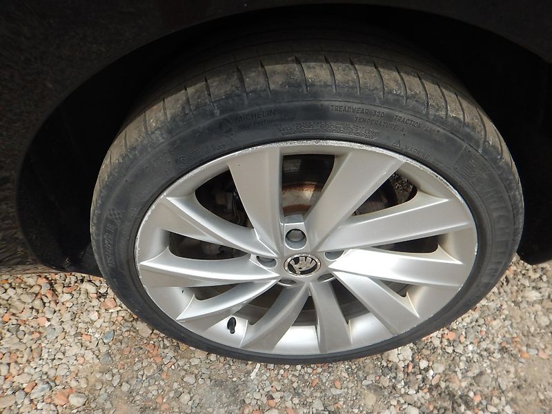 Škoda Superb 2.0 TDI, DSG, 4x4, TAŽNÉ - fotka 19 z 35