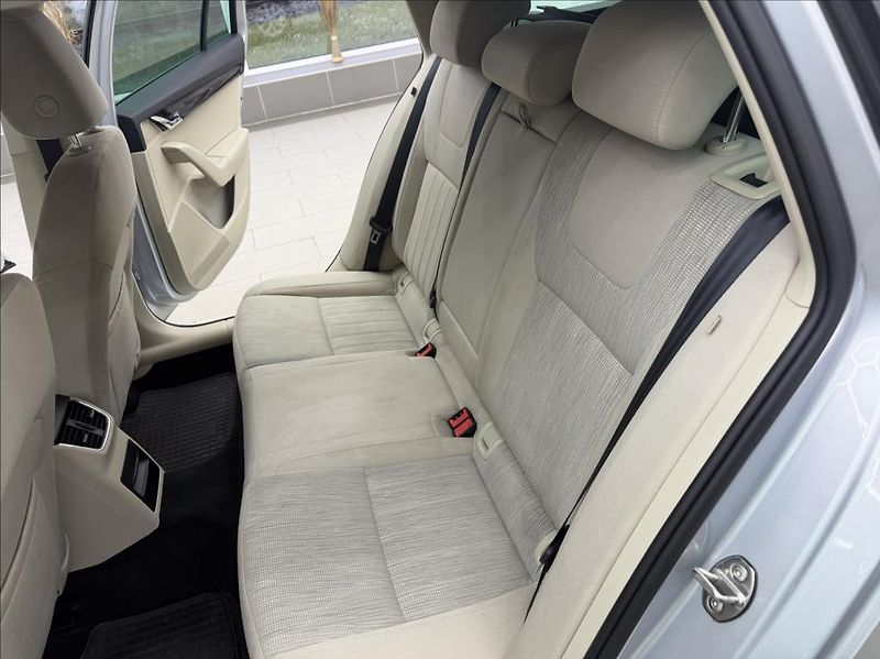 Škoda Octavia 1,6 TDi,Navi,digiklima,vyhř.se - fotka 28 z 33
