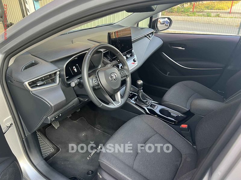 Toyota Corolla (2024) 1.5 VVT-i, 2.maj,ČR, servis - fotka 3 z 3