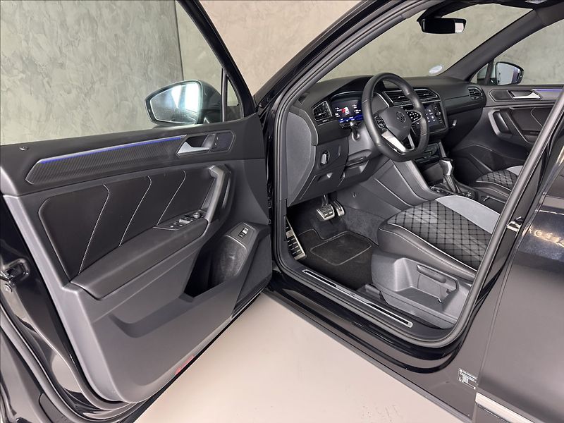 Volkswagen Tiguan Allspace 2,0 TDi  DSG 4x4 R-Line Matrix - fotka 22 z 45