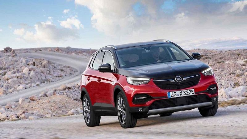 Středně velké SUV kombinuje přeplňovaný zážehový čtyřválec 1,6 se 147 kW (200 koní) se dvěma elektromotory, přičemž každý z nich generuje 80 kW (109 koní).