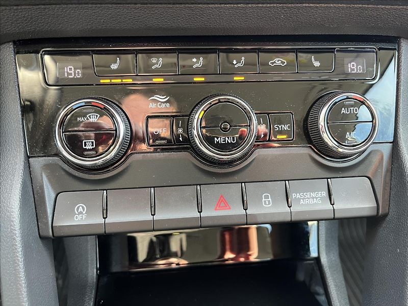 Škoda Karoq 2,0 TDi 110 4x4 DSG TAŽNÉ -DPH - fotka 21 z 47
