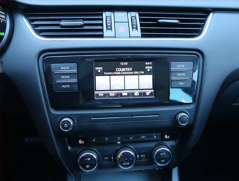 Citroën C4 Picasso (2016) 1.6 BlueHDi, 7 míst, Navi - fotka 12 z 24