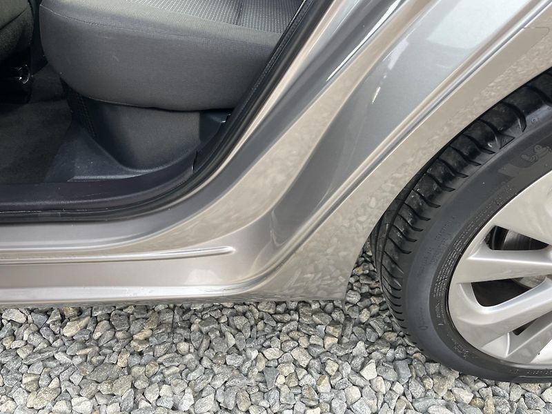 Toyota Auris 1.8i 16v HYBRID AUT NAVI CAM!! - fotka 93 z 166