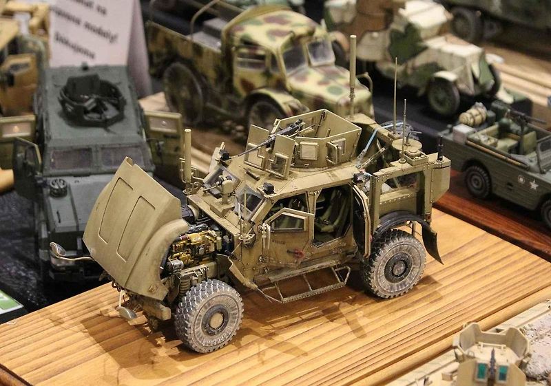 Přes šest stovek modelů bylo k vidění při 22. ročníku soutěžní výstavy Kladenská Wejhybka. Na snímku je malá dioráma s motocyklem Wanderer 4HP z roku 1916.