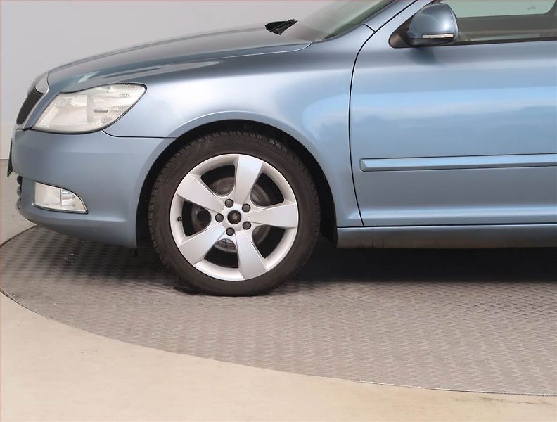 Škoda Octavia (2011) 1.8 TSI, Serv.kniha, Tempomat - fotka 14 z 15
