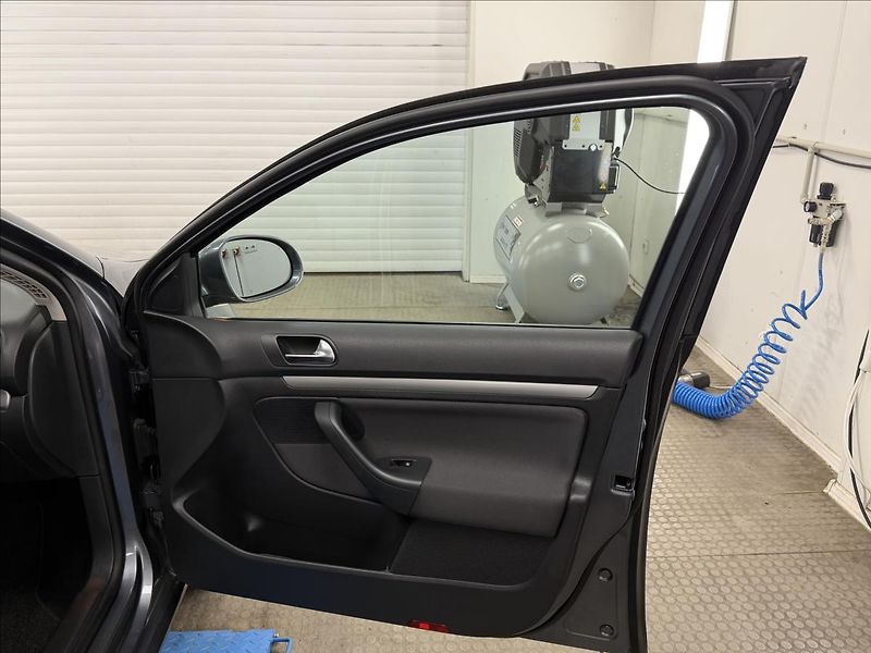 Volkswagen Golf 1,6 TDi 77 KW DSG NAVI PDC - fotka 27 z 31