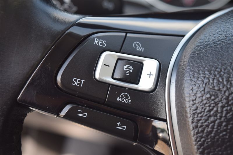 Volkswagen Golf 2,0 TDI 110KW KAMERA XENONY - fotka 36 z 48