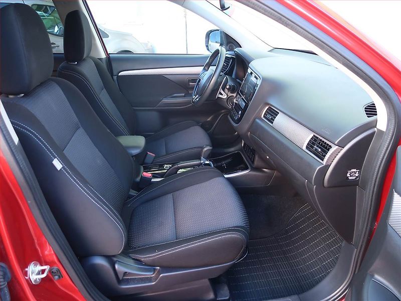 Mitsubishi Outlander (2018) Intense 2.0, 4X4, Automat - fotka 9 z 17