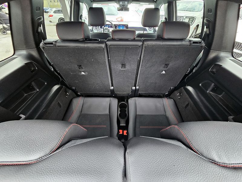 Mercedes-Benz GLB 200d 4M AMG 7míst - fotka 40 z 48