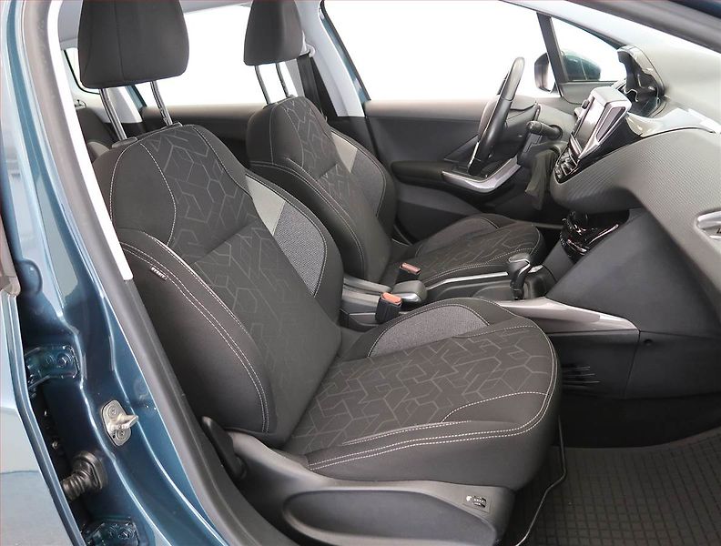 Peugeot 2008 (2017) 1.2 PureTech, Automat, ČR - fotka 9 z 21