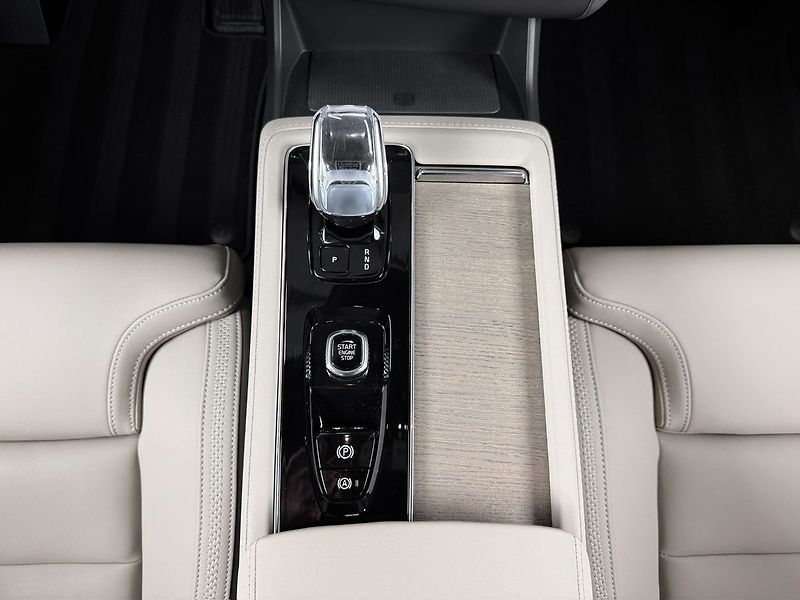 Volvo XC90 B5 AWD PLUS DARK, PANORAMA, H& - fotka 23 z 33