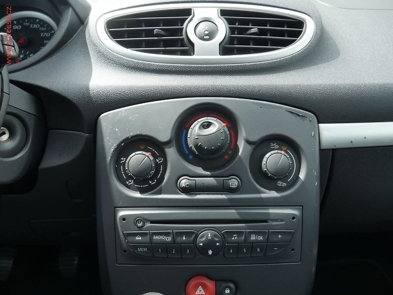 Renault Clio (2011) 1.2i, AC, temp - fotka 15 z 18
