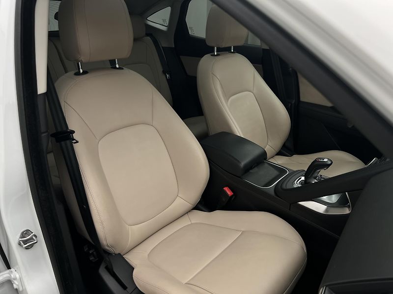 Jaguar E-Pace P250 AWD AUT - fotka 17 z 44