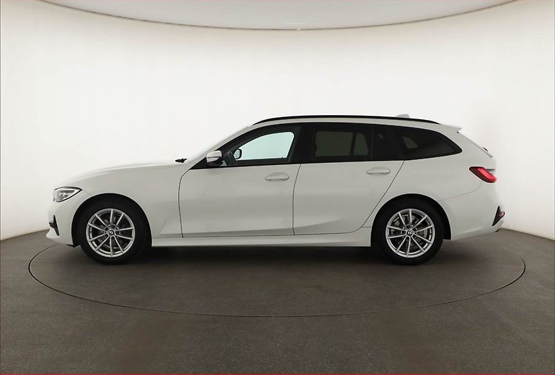 BMW Řada 3 (2022) Advantage 320 d - fotka 3 z 28