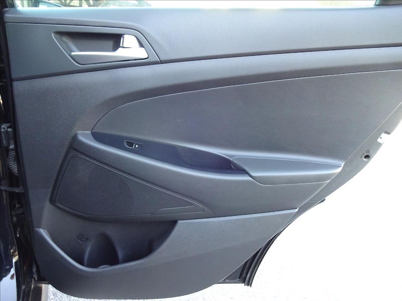 Hyundai Tucson 1,6T- GDi 130kW Trikolor - fotka 27 z 58