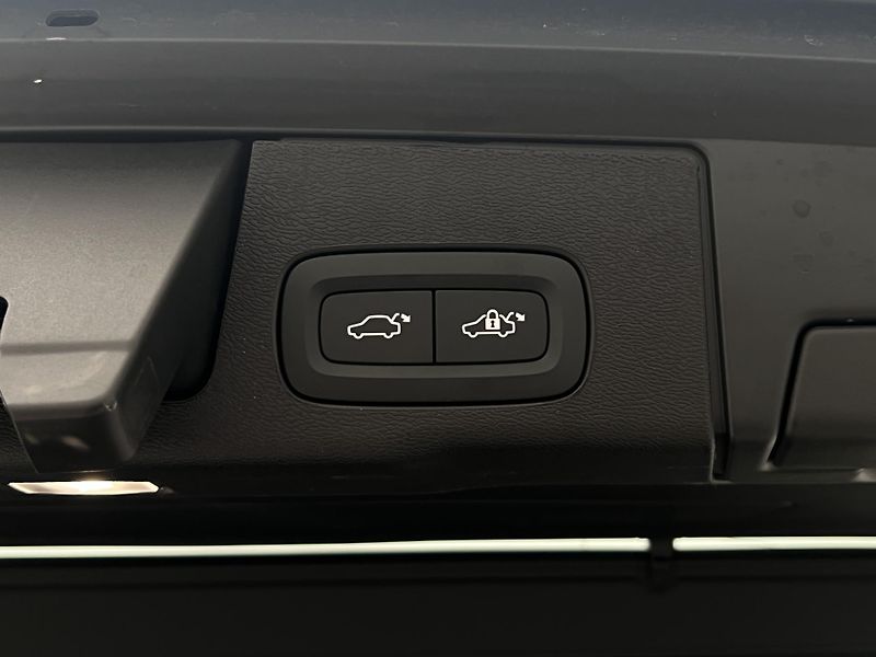 Volvo XC60 B5 AWD DARK PLUS AUT - fotka 43 z 45