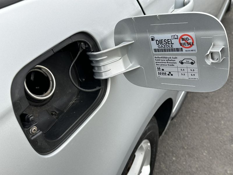Volkswagen Golf (2012) KOMBI 1.6TDI/77kW *KLIMA*1.Maj - fotka 25 z 30