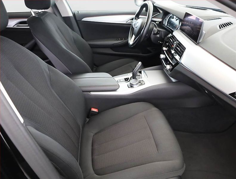 BMW Řada 5 (2019) 530d - fotka 7 z 18