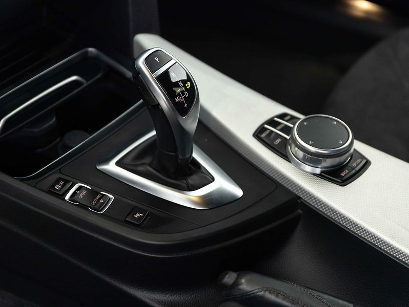 BMW Řada 3 320d xDrive Limousine - fotka 15 z 20