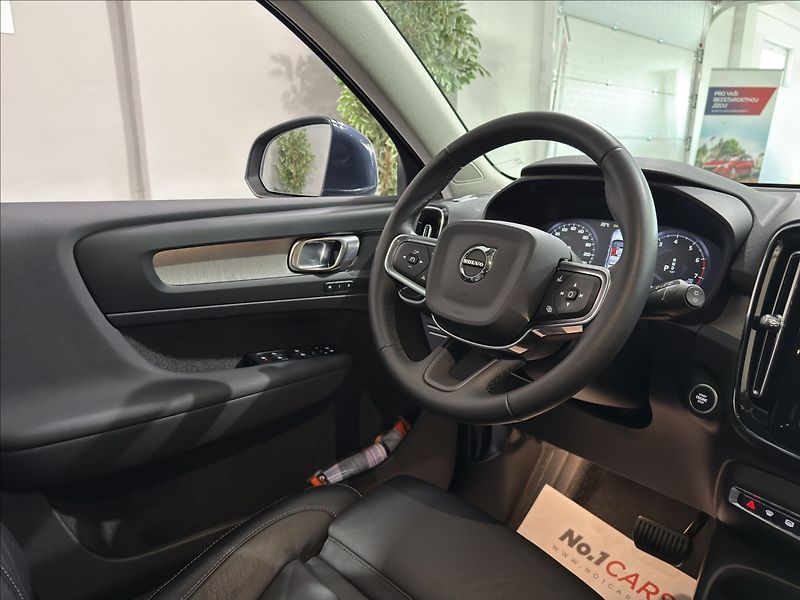 Volvo XC40 2,0   B4 AWD MOMENTUM DPH - fotka 21 z 35