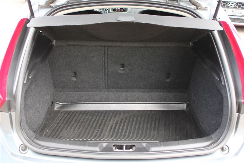 Volvo V40 2,0 D2  AUTOMAT,VÝHŘEVY - fotka 25 z 29