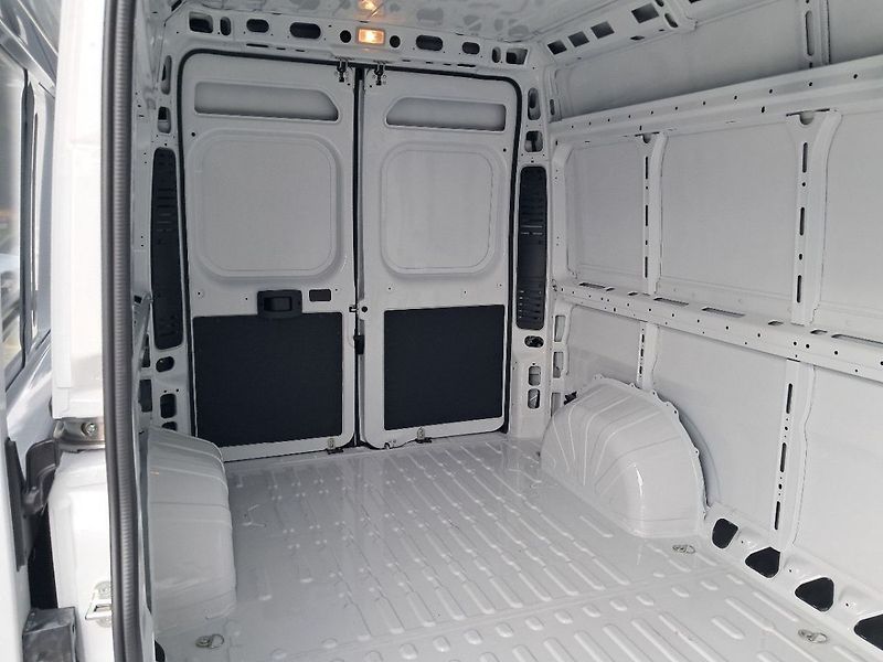 Peugeot Boxer Furgon 3500 L3H2 BlueHDi 180k - fotka 15 z 17