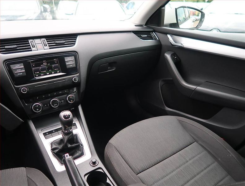 Škoda Octavia (2015) 1.6 TDI, Tempomat - fotka 8 z 17
