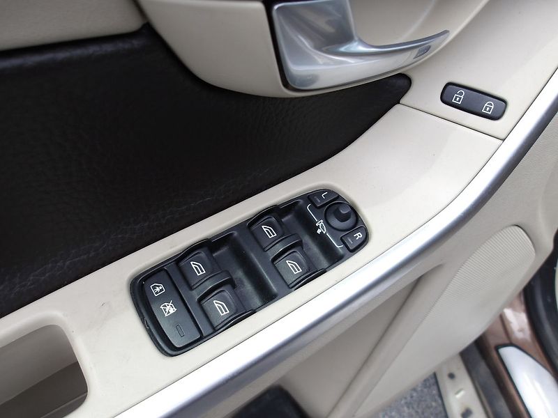 Volvo XC60 (2009) T6 210kW!!! AWD ČR ! AUT.! - fotka 26 z 53