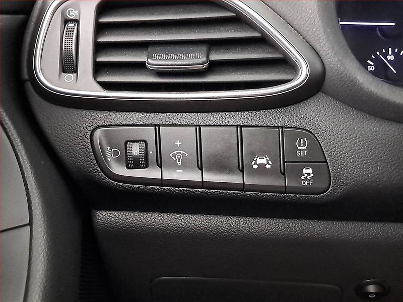 Hyundai i30 (2019) 1.6 CRDi, Tempomat - fotka 16 z 17