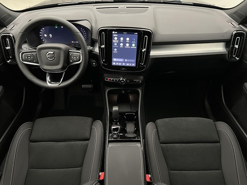Volvo XC40 (2026) B3 BLACK EDITION PLUS AUT - fotka 2 z 43