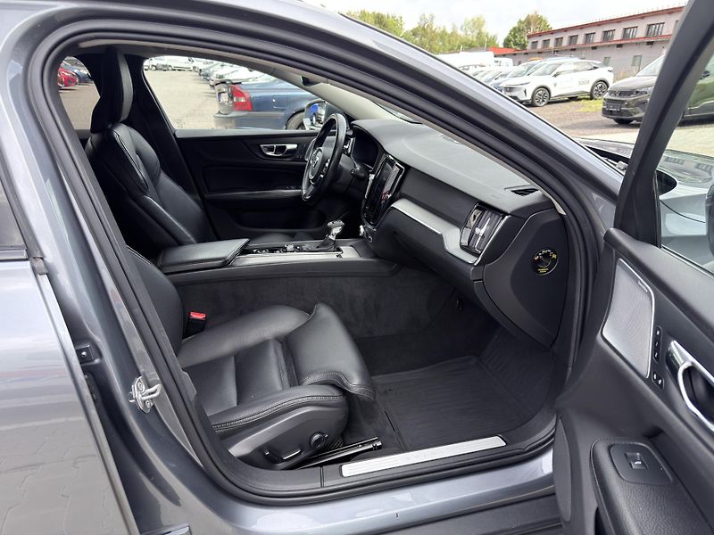 Volvo V60 CC D4 AWD // B&W // REZERVACE - fotka 18 z 44