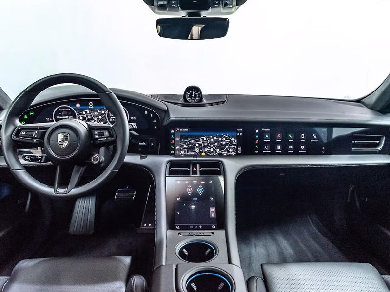Porsche Taycan Turbo Sport Turismo HuD InnoDr - fotka 18 z 21
