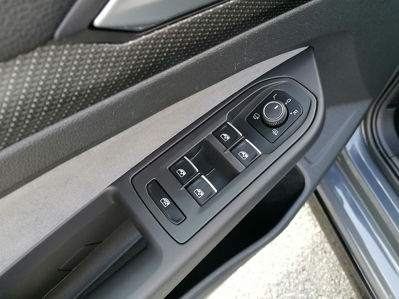 Volkswagen Golf (2022) 1.5 TSi R-LINE IQ-Drive - fotka 21 z 29