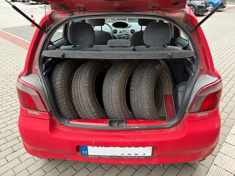 Toyota Yaris 1.0 Terra - fotka 13 z 14